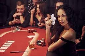 Aplikasi mobile qqslot1221 menampilkan menu sportsbook, live-dealer, dan slot games
